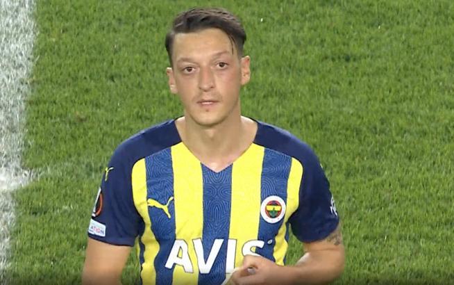 Fenerbahçe'de Mesut Özil'den Vitor Pereira'ya şok tepki! Çılgına döndü, su şişelerini tekmeledi!