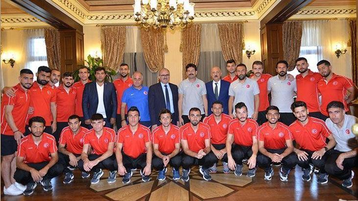 İşitme Engelliler Futbol Milli Takımı Vali'yi ziyaret etti