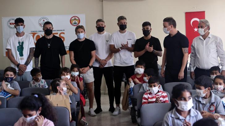 Adana Demirsporlu futbolcular, Mimar Sinan İlkokulu'nu ziyaret etti