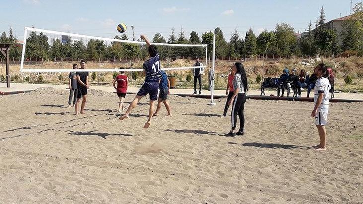 KMÜ'de beach voleybol turnuvası