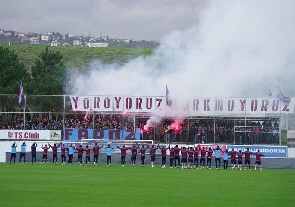 Trabzonspor, Fenerbahçe maçının son çalışmasını taraftarı önünde yaptı