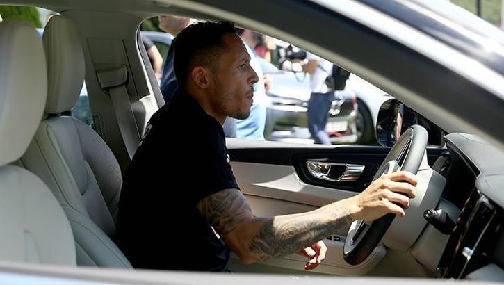 Beşiktaş'ta Adriano depremi! Kadro dışı