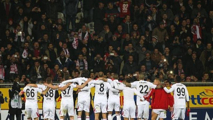 Tribünler kapalı gişe