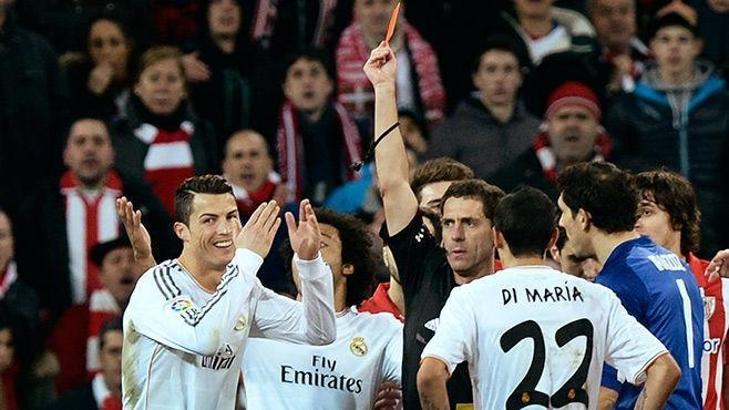 Sen misin Ronaldo'ya kırmızı gösteren!?