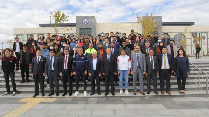 Busenaz Sürmeneli'nin adı, üniversite salonuna verildi