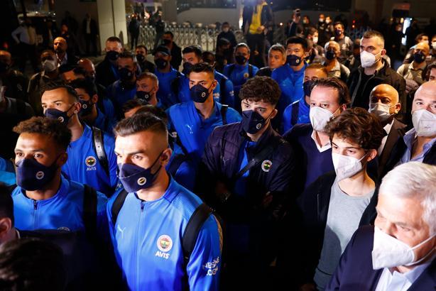 Fenerbahçe İstanbul'a geldi! Taraftara seslendiler