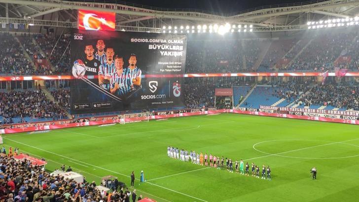 Trabzonspor - Fenerbahçe maçında dev bayrak