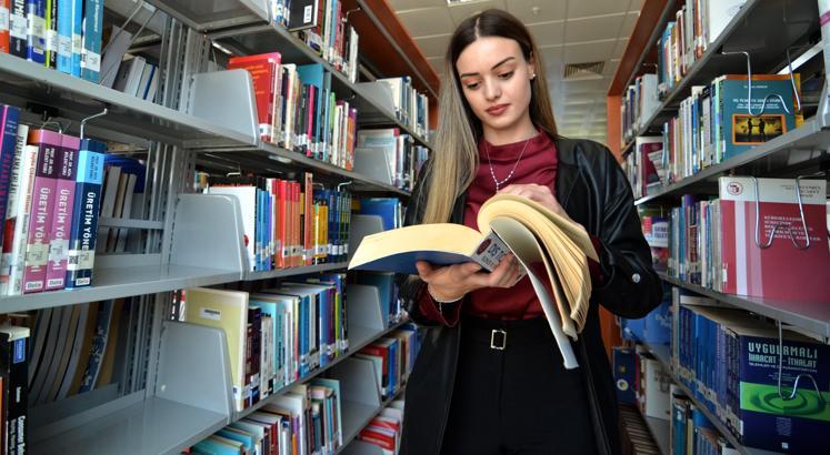 Deniz Üstündağ akademik hayatını da başarıyla sürdürüyor