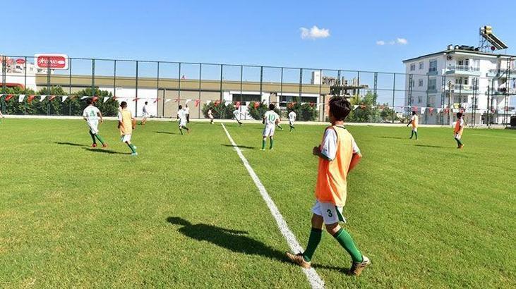 Kepez'den Varsak'a semt futbol sahası