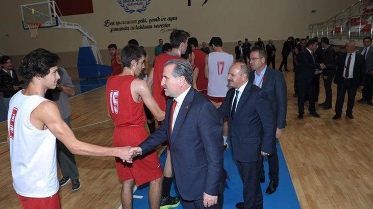 Bakan Bak, Eskişehir Basket Genç Takımı'na başarı diledi