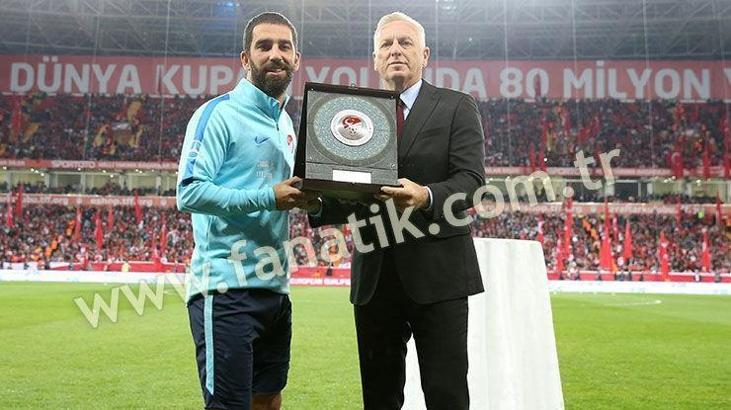 Arda Turan Eskişehir'de ıslıklandı