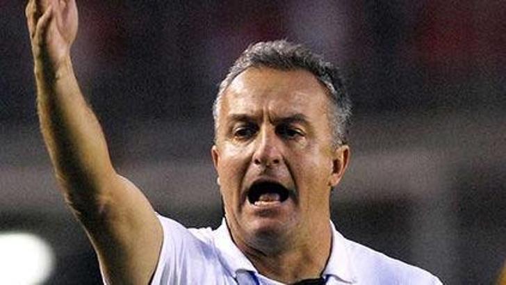 Santos hocasını gönderdi