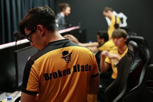 Royal Bandits, Broken Blade ile yolların ayrıldığını açıkladı