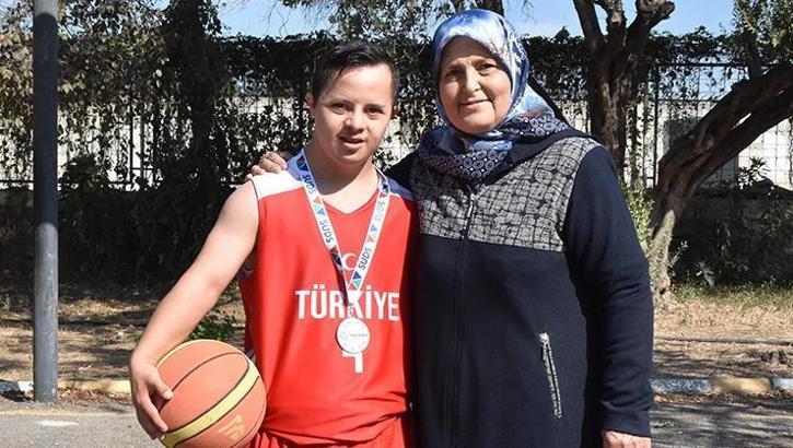 Down sendromlu milli basketbolcu Yunus Emre, annesinin desteğiyle başarıya koşuyor