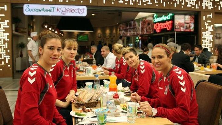 Basketbolculara moral yemeği