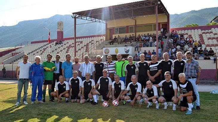 Kırkağaç'ın efsane futbolcuları yıllar sonra sahada