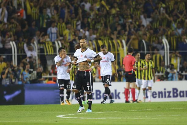 Derbide kırmızı kartlar havada uçuştu