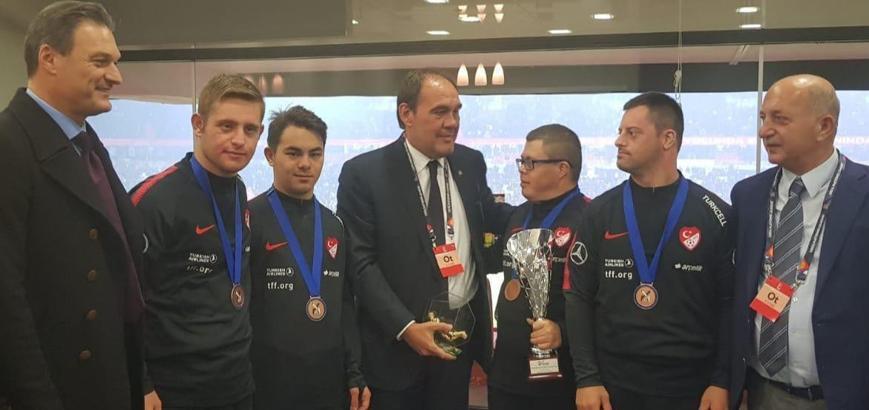 Yıldırım Demirören, Down Sendromlular Milli Takımı ile bir araya geldi