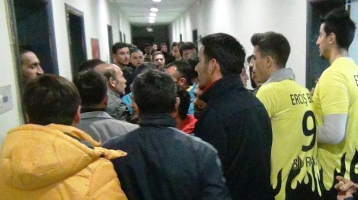 Voleybol maçı sonrası hakem odası önünde arbede