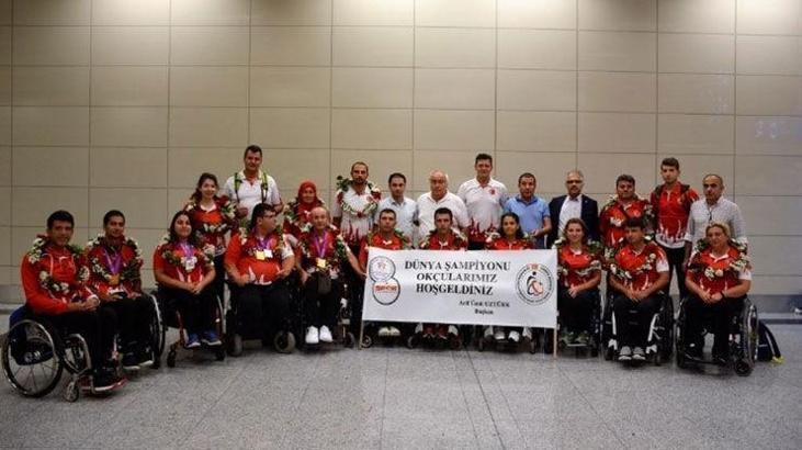 Şampiyon okçular yurda döndü