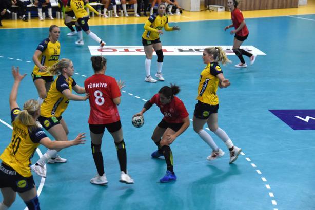 A Milli Kadın Hentbol Takımı, İsveç'e diş geçiremedi: 31-23