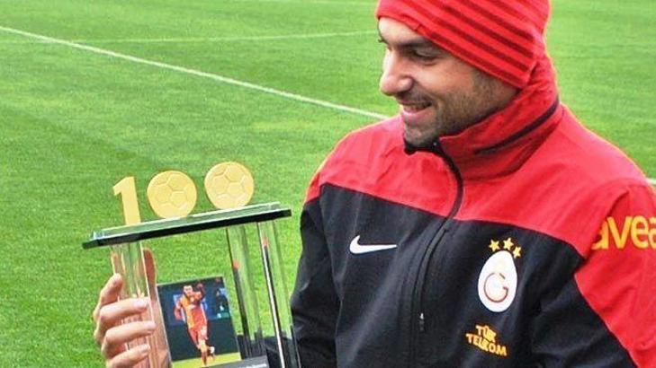 Burak Yılmaz'a 100'ler kulübü plaketi