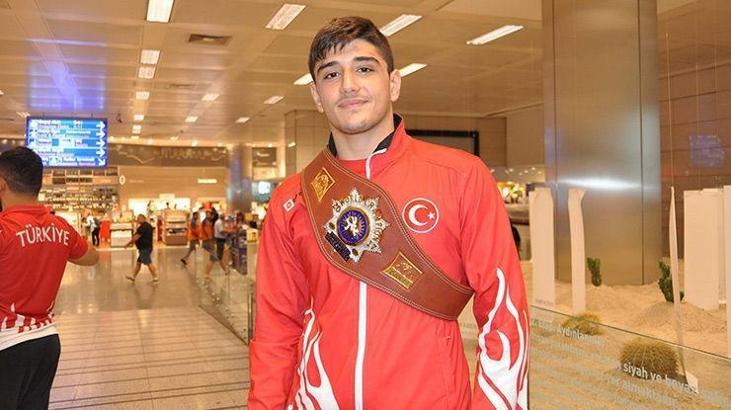 Dünya şampiyonu güreşçi yurda döndü