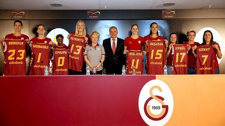 Galatasaray yeni transferleri tanıttı