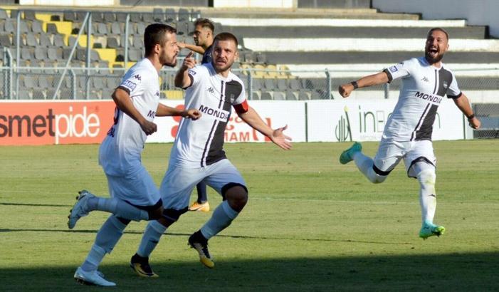 Nazilli Belediyespor, Bucaspor 1928'i 1-0 yenmenin sevincini yaşıyor
