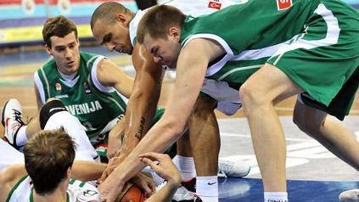 Slovenya sallandı ama yıkılmadı 80-77