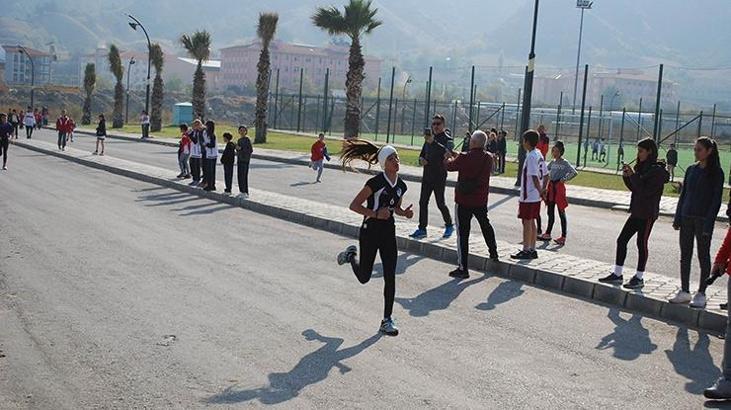 Salihli'de öğrenciler Atatürk'ü anmak için koştu