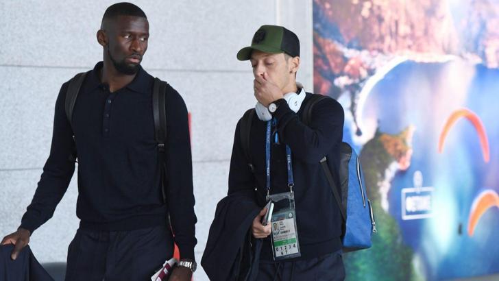 Rüdiger'in sözleşmesini uzatmak isteyen Chelsea'ye Mesut Özil uyarısı!