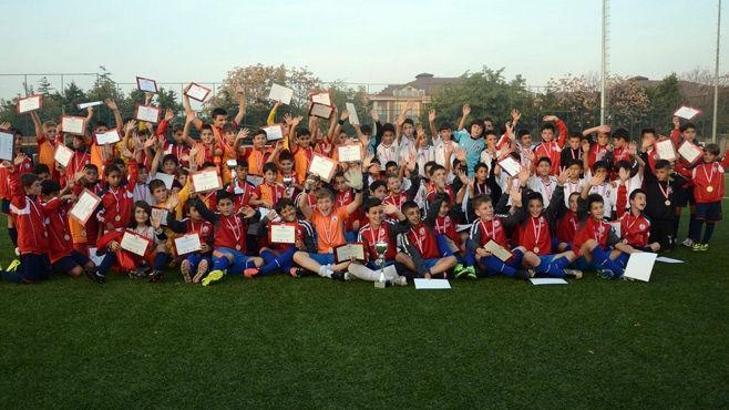 U12'ler kupa kaldırdı