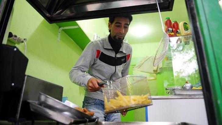 Suriyeli gol kralı garsonluk yapıyor
