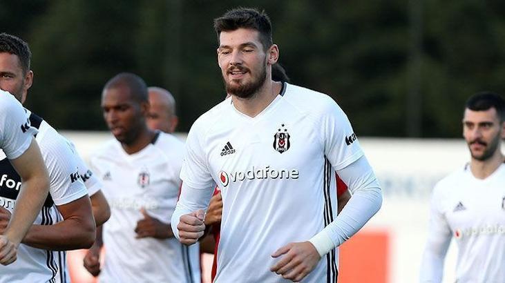 Beşiktaş'ta 3 futbolcu elde kaldı