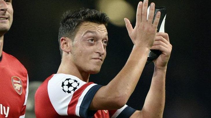 Mesut Özil'den taraftara teşekkür