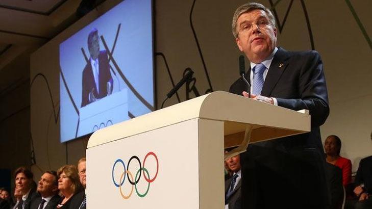 Korumalar, IOC Başkanı'nı dışarı çıkardı
