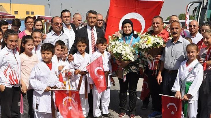 Milli karateci Gamze Keresteci törenle karşılandı