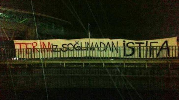Türk Telekom Arena'da Terim pankartı