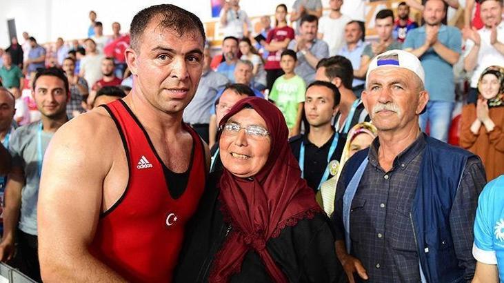 Oğullarını minderde yalnız bırakmadılar