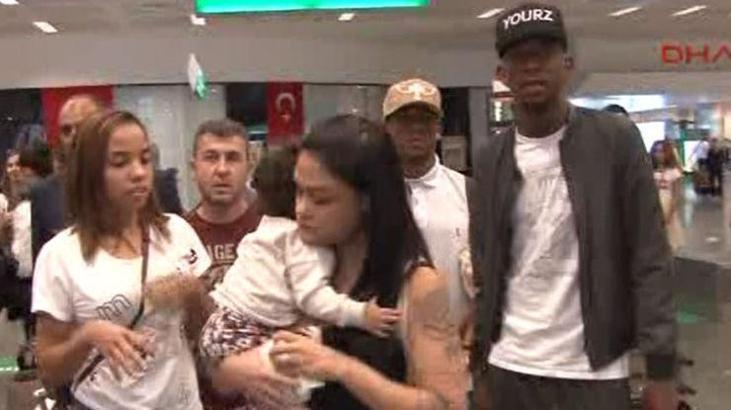 Talisca baldızı için havalimanına geldi