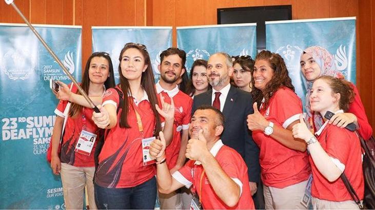 Bakan Kılıç, işitme engelli sporcularla bir araya geldi