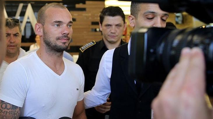 Sneijder Türkiye'den ayrıldı! Havaalanında açıklama yaptı