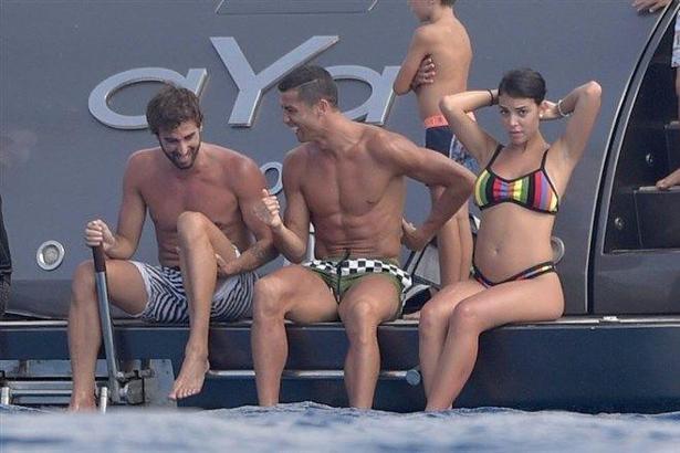 Ronaldo'nun teknesine şok baskın!