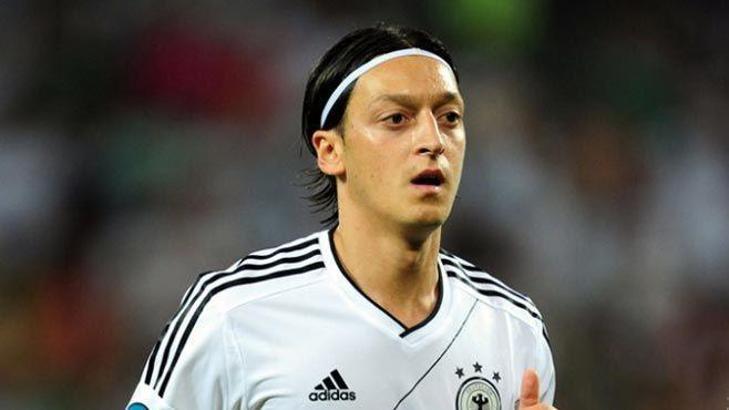 ..Ve Mesut Özil imzaladı