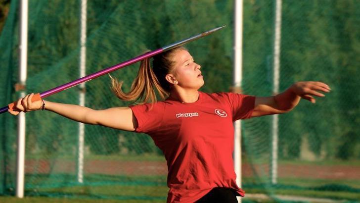 Münevver Hancı tenis topu fırlatarak başladığı cirit atmada başarıya doymuyor