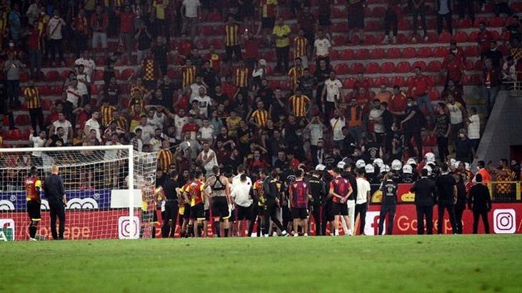 Göztepeli taraftarlardan futbolculara protesto