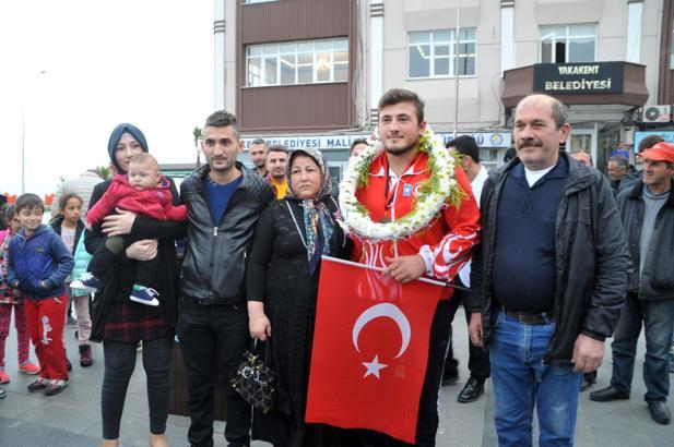 Balkan şampiyonu Hasan Çevik'e coşkulu karşılama