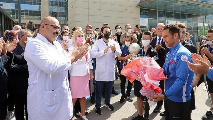 Ampute Milli Futbol Takımı 'kupa' sözü verdikleri sağlıkçıları ziyaret etti