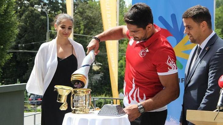 Taha Akgül olimpiyat meşalesini teslim aldı